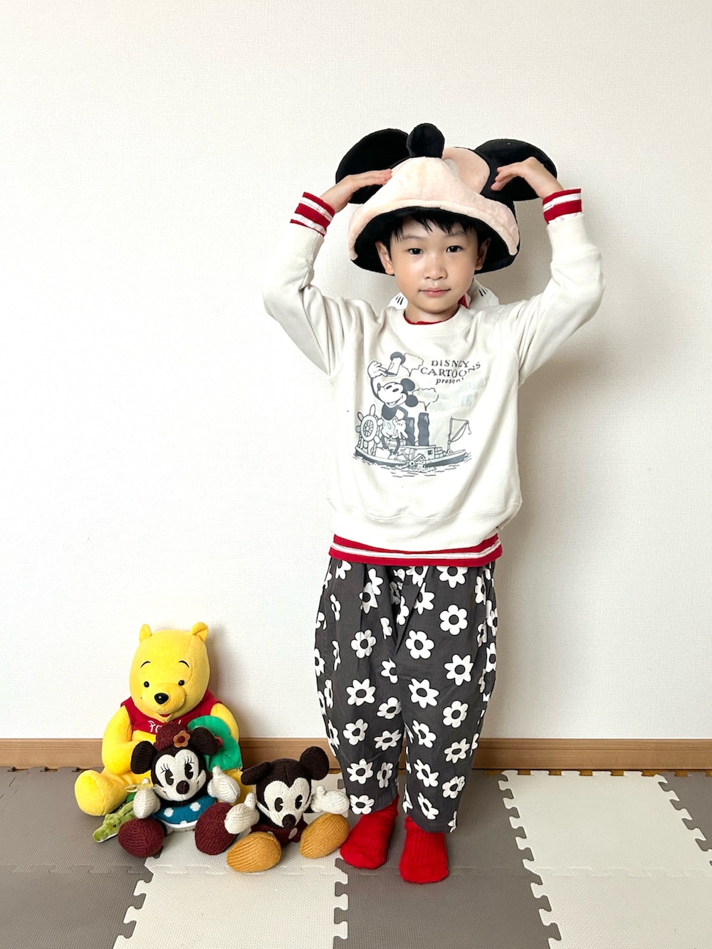 レッド系のTシャツ/カットソー、ホワイト系のスウェット、ブラック系のその他パンツを着用したキッズの秋コーディネートの5枚目の写真