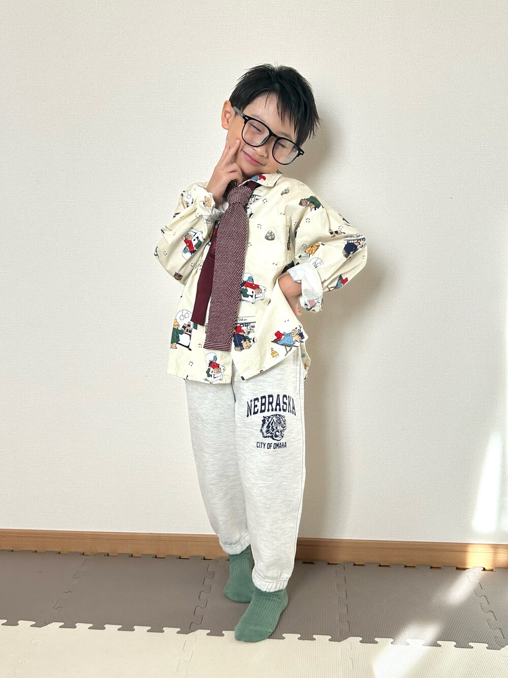 ベージュ系のシャツ/ブラウス、グレー系のスウェットパンツ、レッド系のネクタイを着用したキッズの秋コーディネートの5枚目の写真