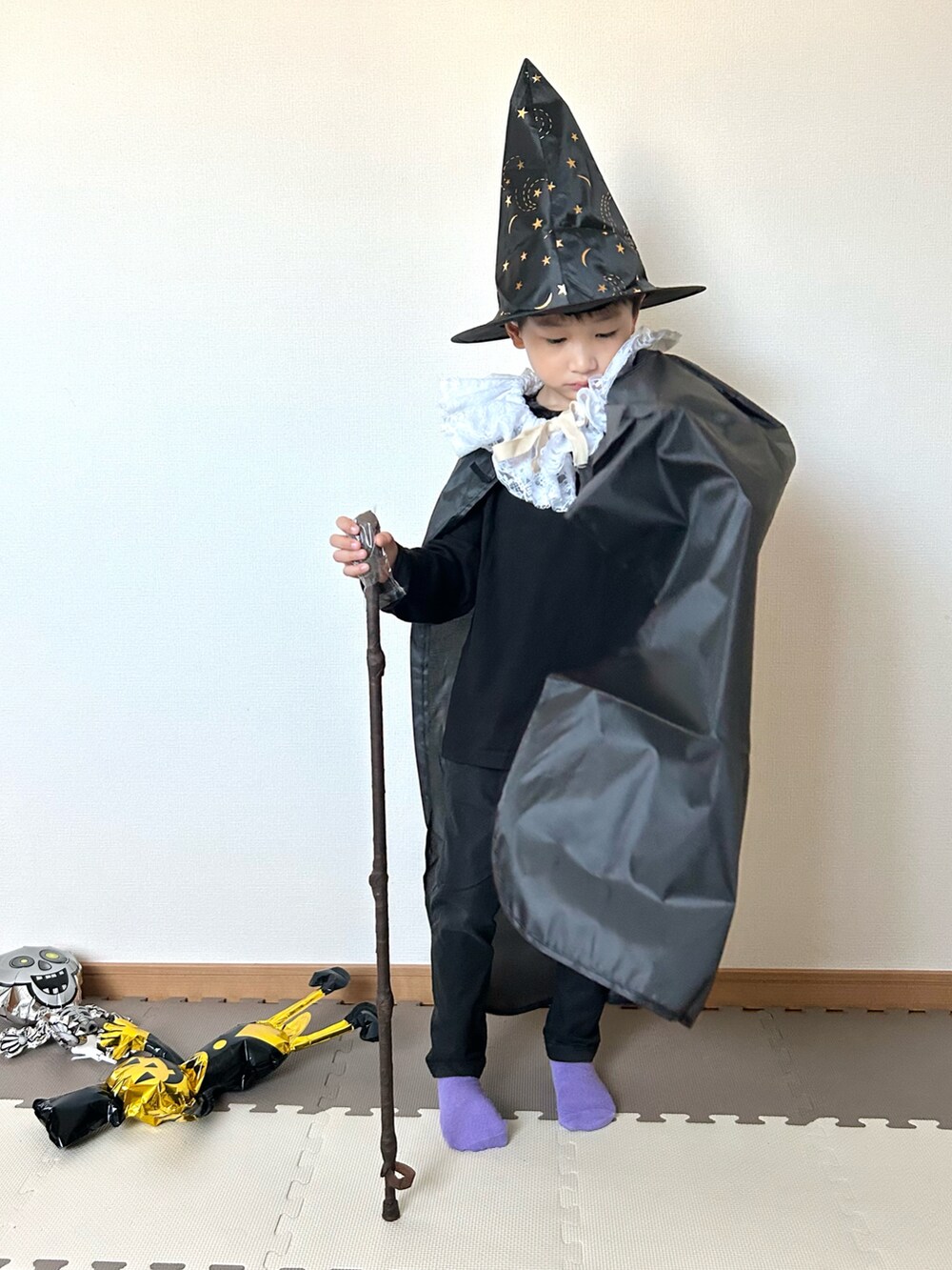 ブラック系のTシャツ/カットソー、ブラック系のパンツ、ホワイト系の付け襟を着用したキッズの秋コーディネートの2枚目の写真