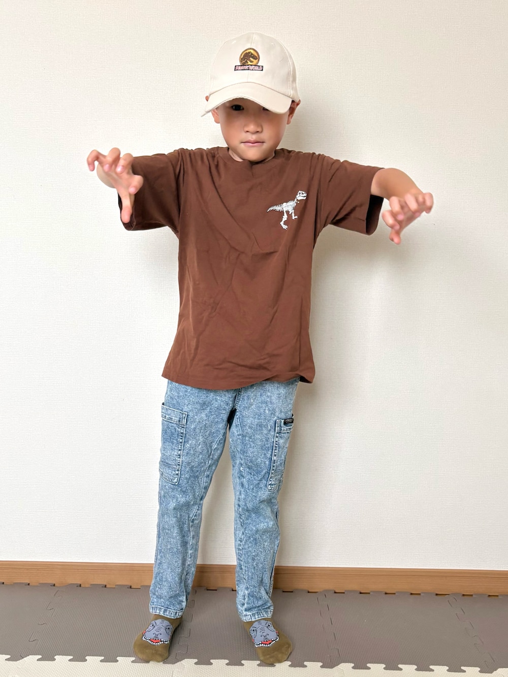 ブラウン系のTシャツ/カットソー、ブルー系のパンツ、ベージュ系のソックス/靴下を着用したキッズの秋コーディネートの4枚目の写真