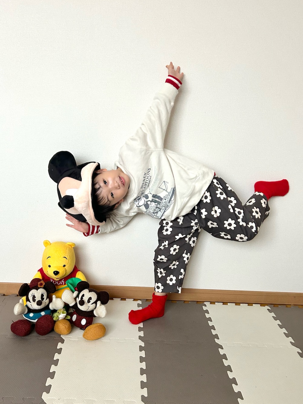 レッド系のTシャツ/カットソー、ホワイト系のスウェット、ブラック系のその他パンツを着用したキッズの秋コーディネートの4枚目の写真