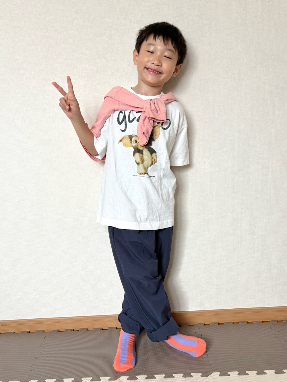 ブルー系のその他パンツ、ホワイト系のTシャツ/カットソー、ピンク系のソックス/靴下を着用したキッズの秋コーディネートの4枚目の写真