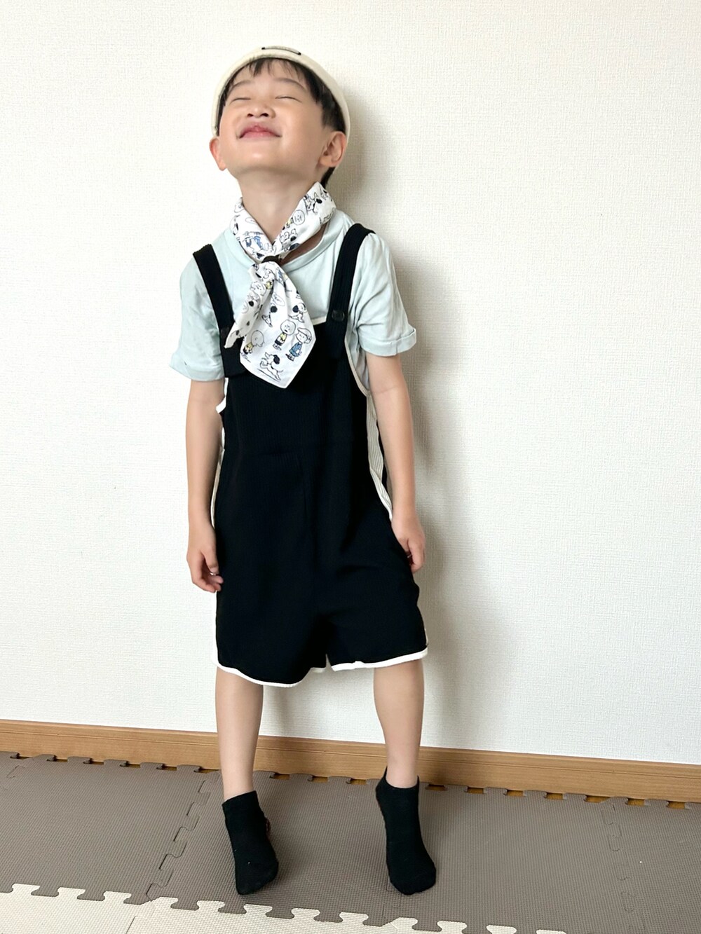 グリーン系のTシャツ/カットソー、ブラック系のサロペット/オーバーオール、ホワイト系のキャップを着用したキッズの夏コーディネートの2枚目の写真