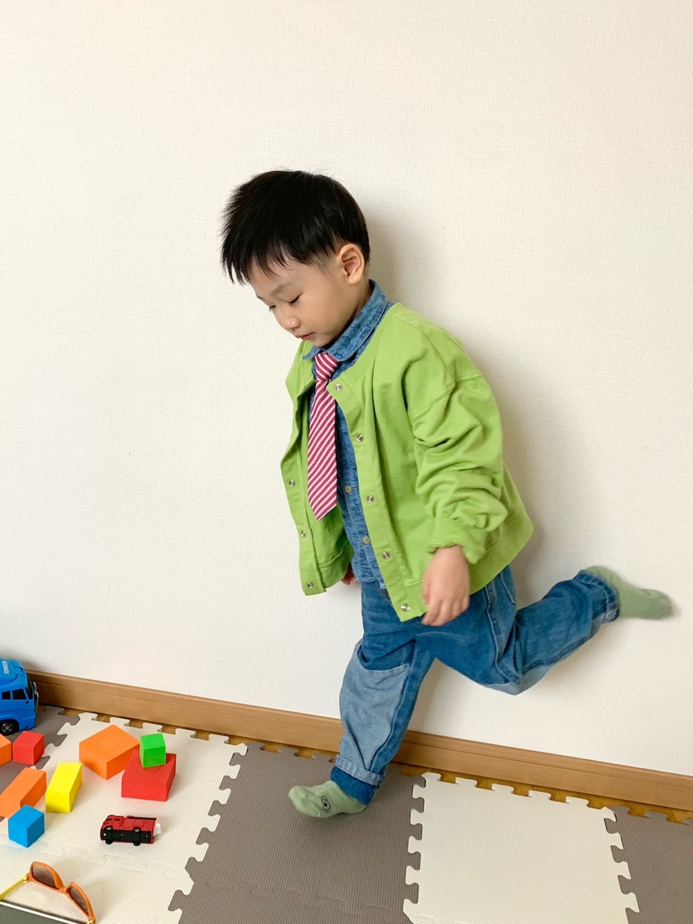 グリーン系のカーディガン/ボレロ、ブルー系のデニムパンツ、ブルー系のシャツ/ブラウスを着用したキッズの春コーディネートの3枚目の写真