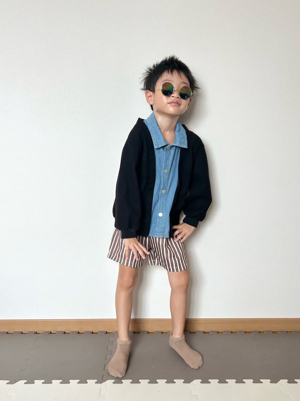 ブラック系のカーディガン/ボレロ、ブラウン系のパンツ、その他のその他を着用したキッズの夏コーディネートの5枚目の写真