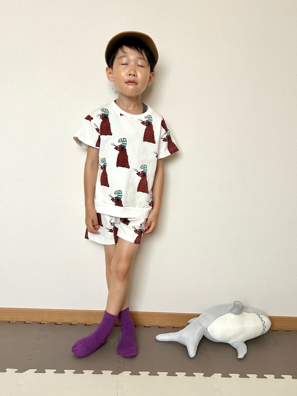 ホワイト系のTシャツ/カットソー、ピンク系のソックス/靴下、グレー系のおもちゃを着用したキッズの夏コーディネートの4枚目の写真