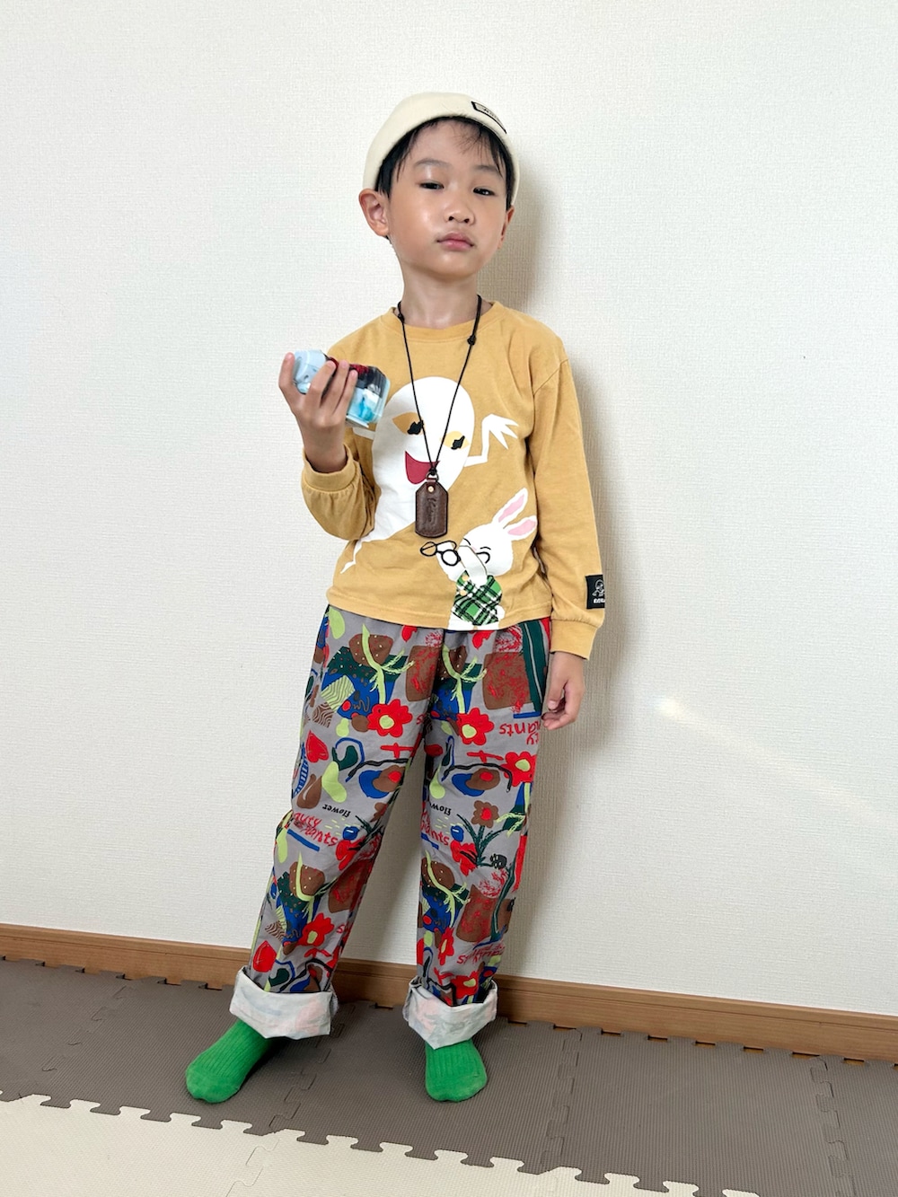 その他のその他パンツ、イエロー系のTシャツ/カットソー、ブラウン系のネックレスを着用したキッズの秋コーディネートの4枚目の写真