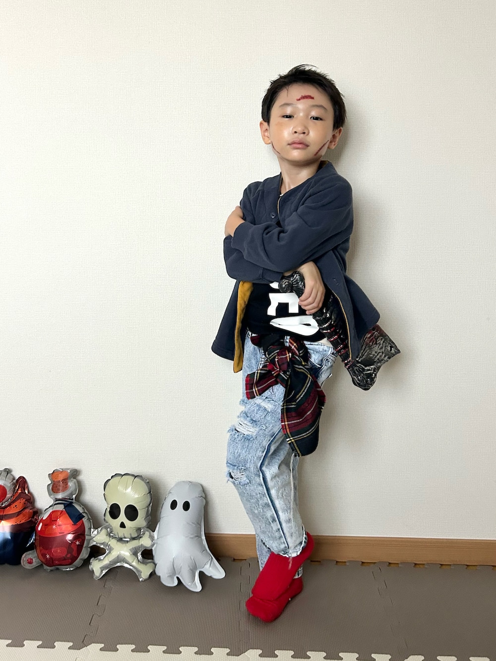 ブルー系のカーディガン/ボレロ、ブラック系のTシャツ/カットソー、ブルー系のデニムパンツを着用したキッズの秋コーディネートの3枚目の写真