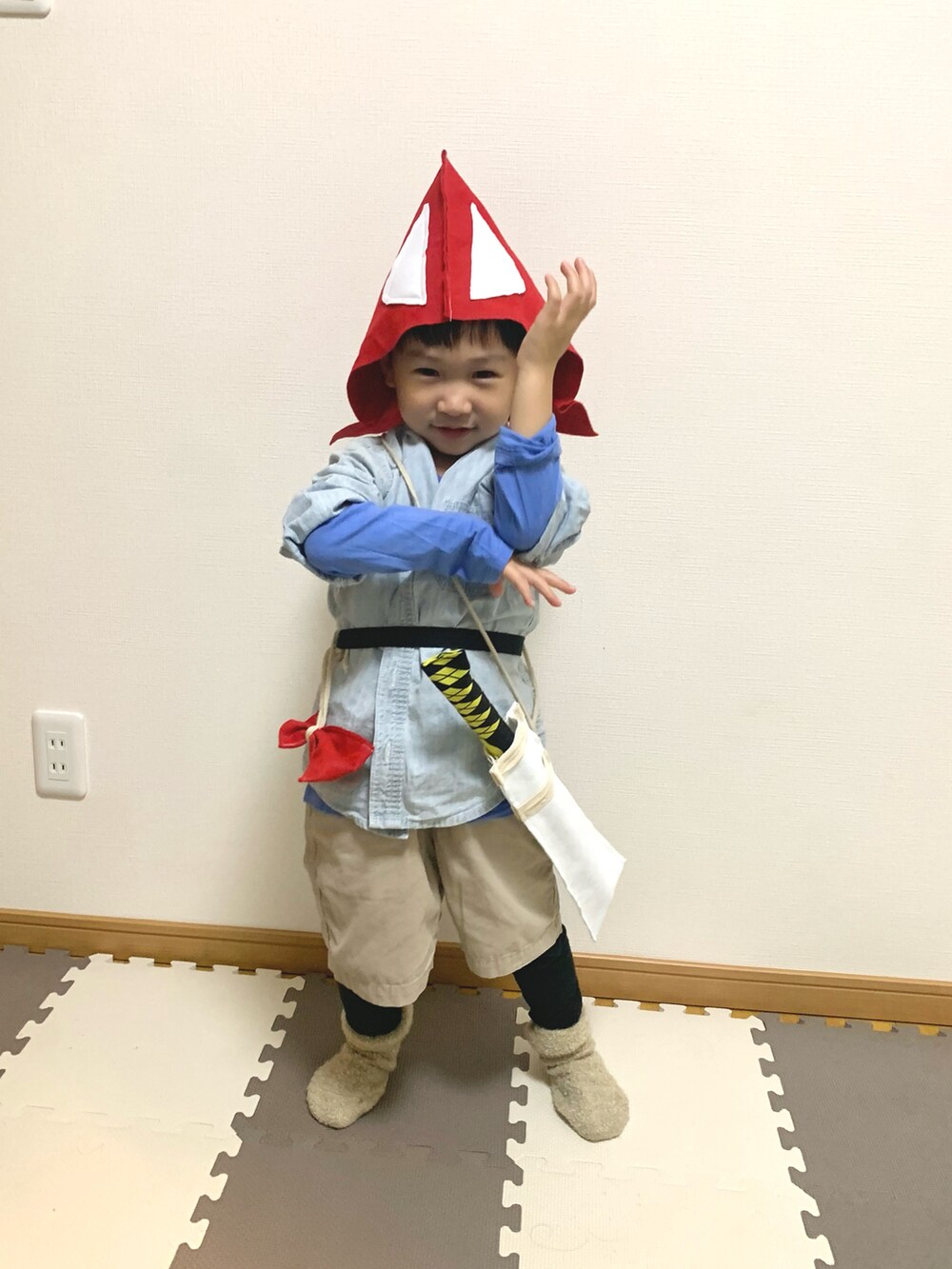 ブルー系のシャツ/ブラウス、ベージュ系のチノパンツ、ブラック系のその他パンツを着用したキッズの秋コーディネートの5枚目の写真