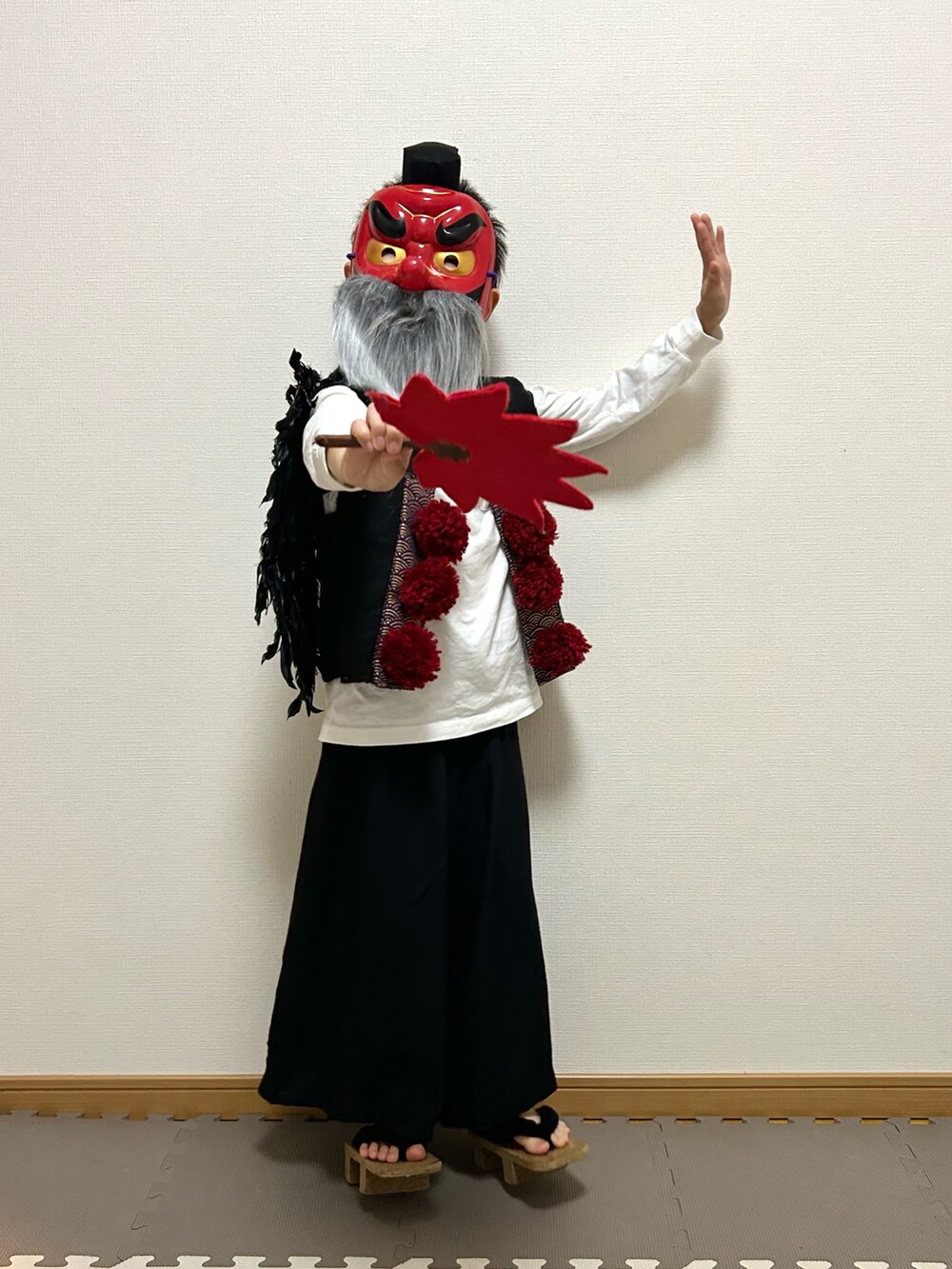 ホワイト系のTシャツ/カットソー、ブラック系のパンツ、ブラック系のフォーマルスーツ/小物を着用したキッズの秋コーディネートの4枚目の写真