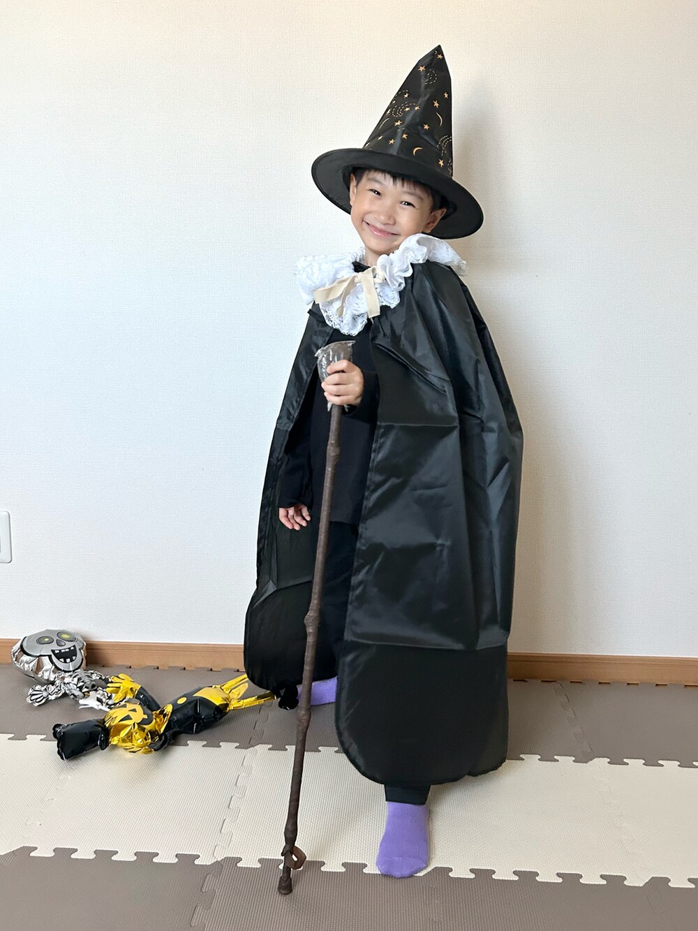 ブラック系のTシャツ/カットソー、ブラック系のパンツ、ホワイト系の付け襟を着用したキッズの秋コーディネートの5枚目の写真