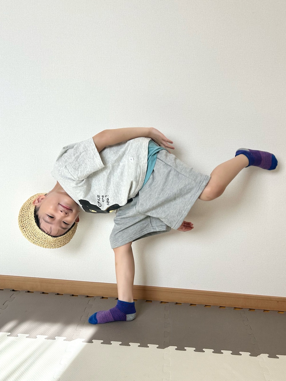 グレー系のその他パンツ、グレー系のTシャツ/カットソー、ブルー系のタンクトップを着用したキッズの夏コーディネートの4枚目の写真
