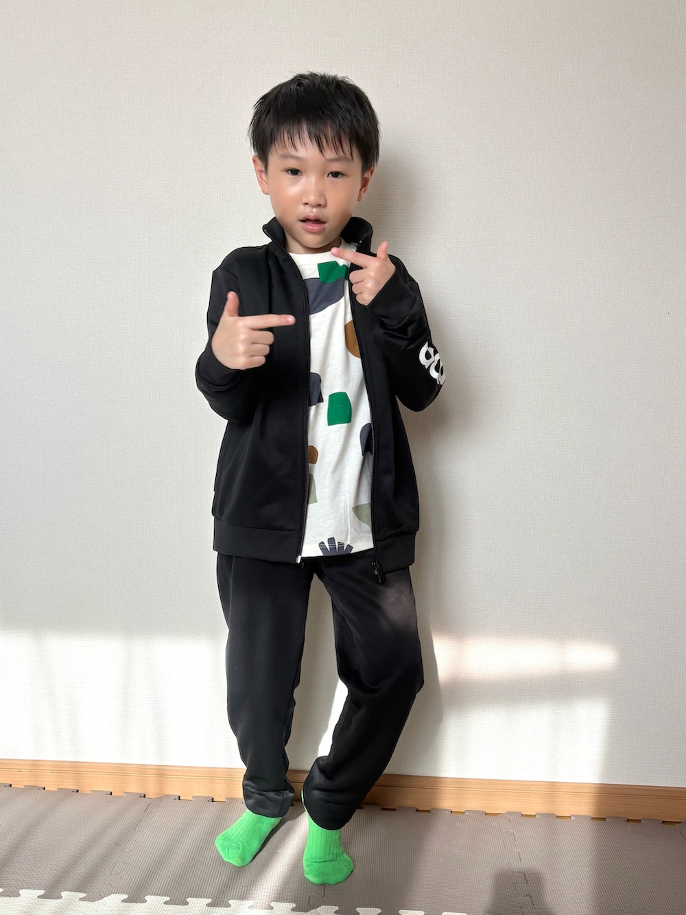 その他のTシャツ/カットソー、ブラック系のセットアップを着用したキッズの春コーディネートの2枚目の写真