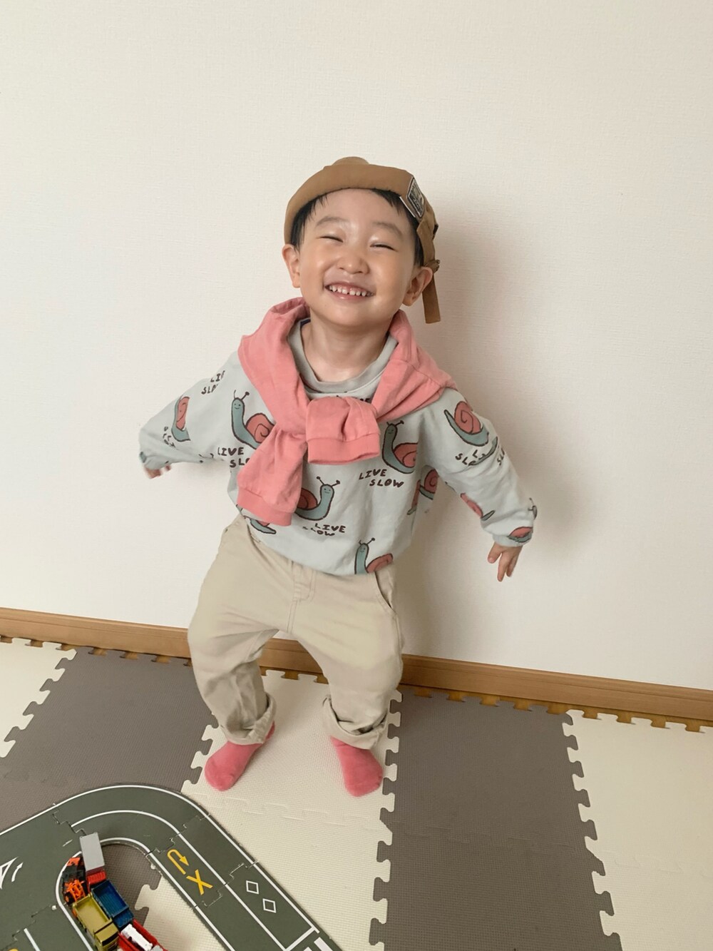 ピンク系のTシャツ/カットソー、グリーン系のスウェット、ベージュ系のパンツを着用したキッズの春コーディネートの5枚目の写真