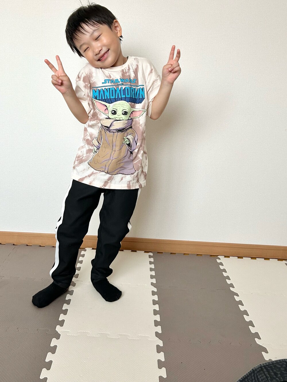 ピンク系のTシャツ/カットソー、ブラック系のその他パンツ、ブラック系のハットを着用したキッズの夏コーディネートの5枚目の写真