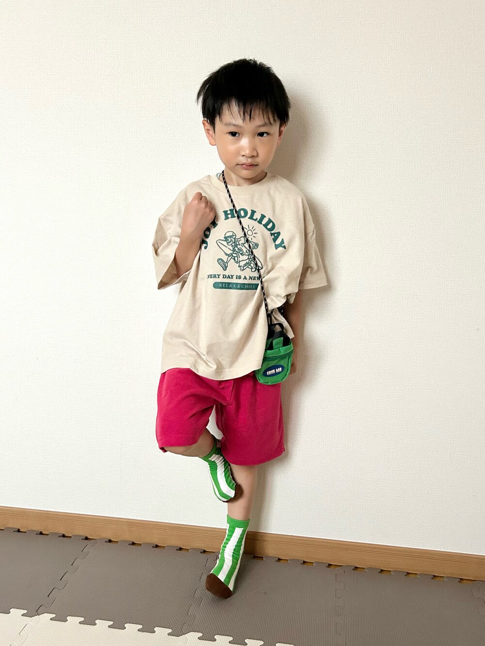 ピンク系のその他パンツ、ベージュ系のTシャツ/カットソー、グリーン系のバッグを着用したキッズの夏コーディネートの2枚目の写真