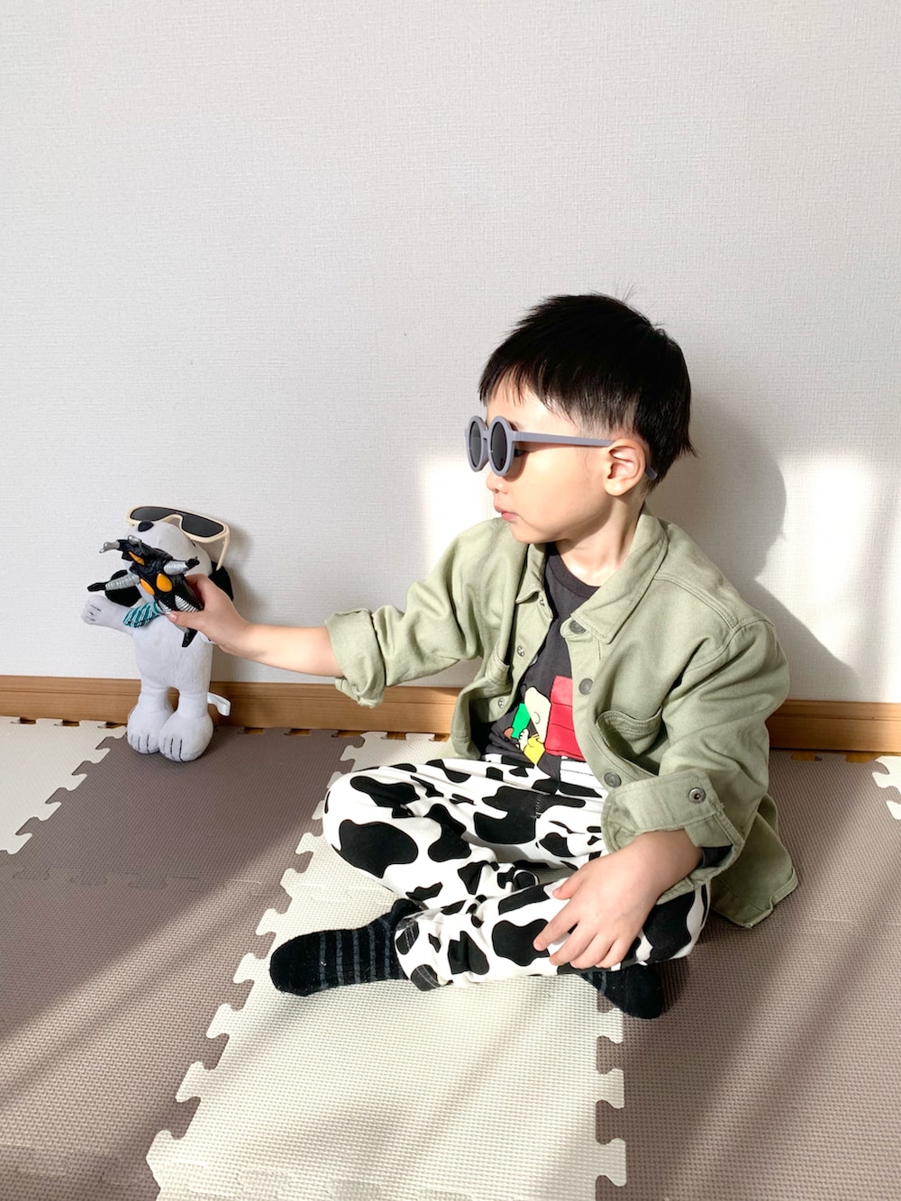 グレー系のTシャツ/カットソー、ホワイト系のその他パンツ、グリーン系のジャケット/アウターを着用したキッズの春コーディネートの5枚目の写真