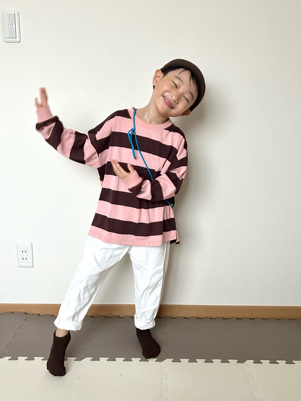 ピンク系のTシャツ/カットソー、ホワイト系のデニムパンツ、ブルー系のショルダーバッグを着用したキッズの秋コーディネートの3枚目の写真