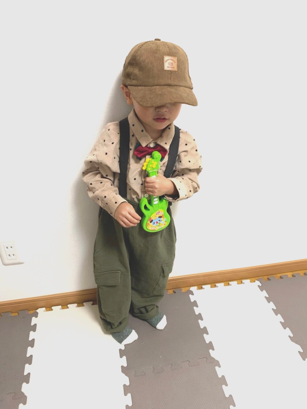 ベージュ系のシャツ/ブラウス、グリーン系のサロペット/オーバーオール、ブラウン系のキャップを着用したキッズの秋コーディネートの5枚目の写真