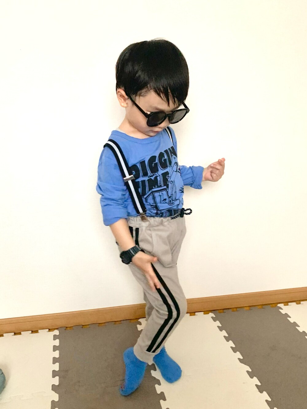 グレー系のその他パンツ、ブルー系のTシャツ/カットソー、オレンジ系のソックス/靴下を着用したキッズの春コーディネートの3枚目の写真