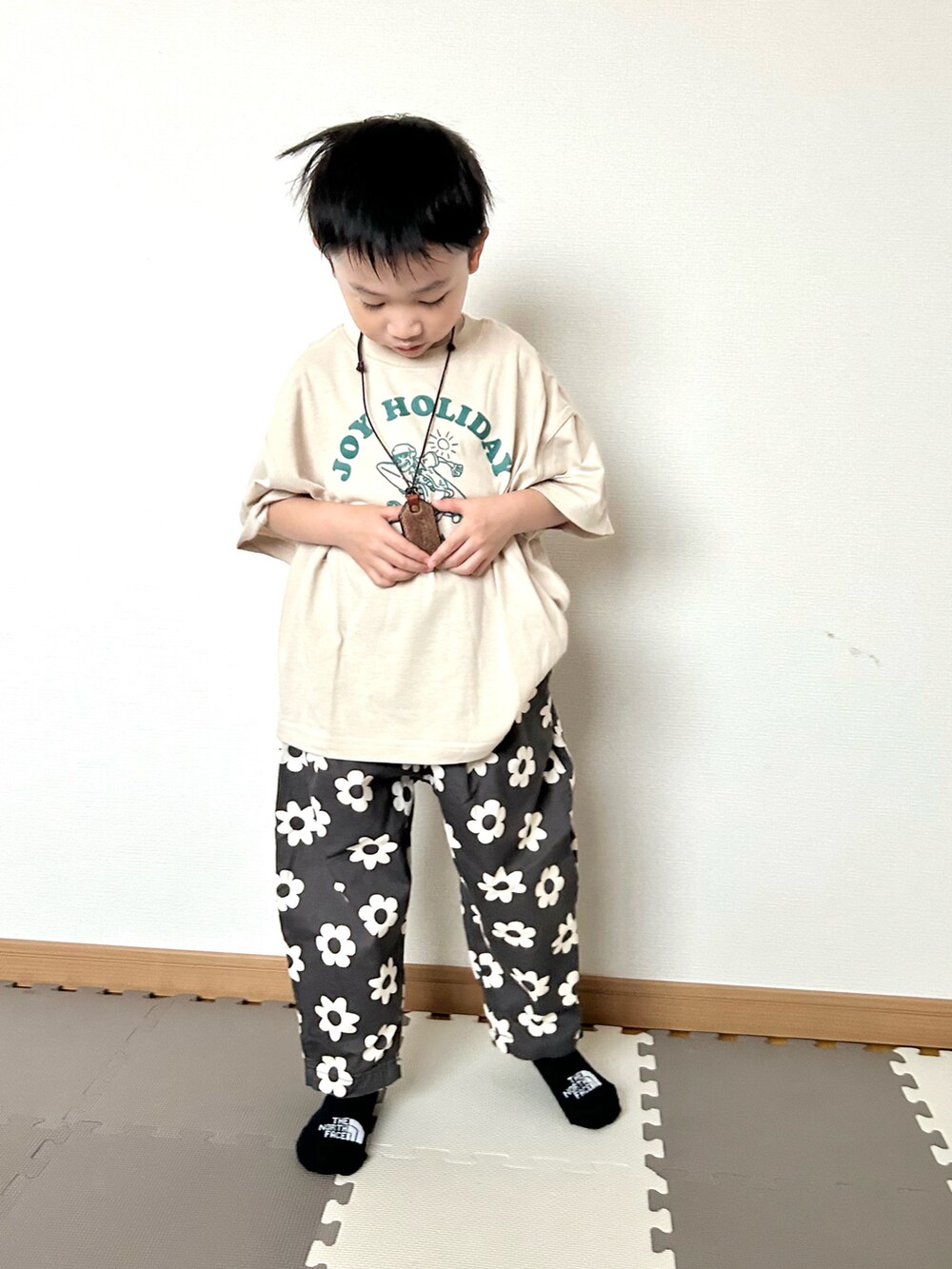 ベージュ系のTシャツ/カットソー、ブラック系のその他パンツ、その他のソックス/靴下を着用したキッズの春コーディネートの4枚目の写真