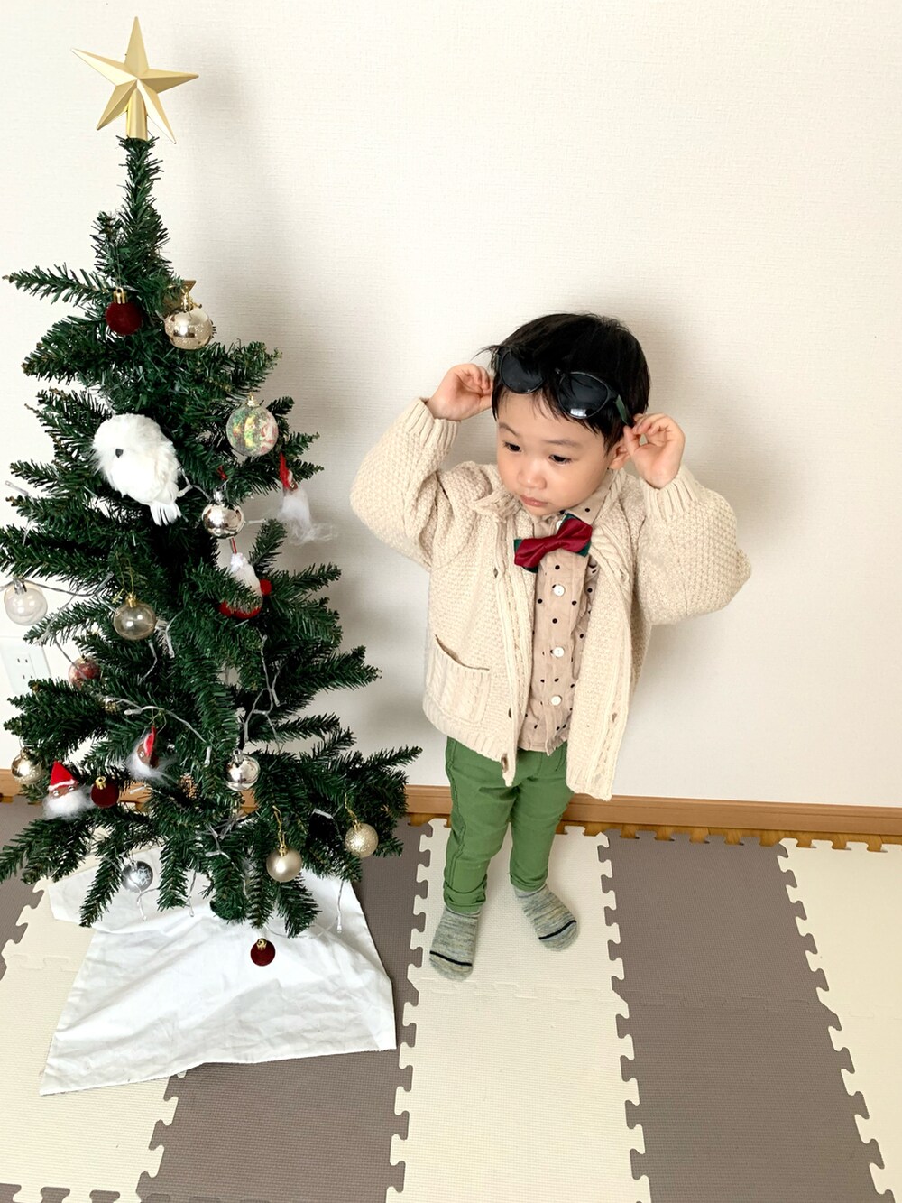 グリーン系のデニムパンツ、ベージュ系のカーディガン/ボレロ、ベージュ系のシャツ/ブラウスを着用したキッズの冬コーディネートの4枚目の写真