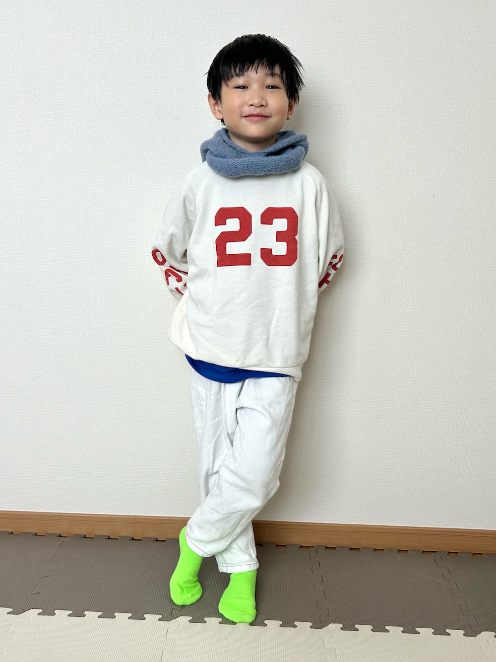 ホワイト系のスウェット、ブルー系のTシャツ/カットソー、ホワイト系のデニムパンツを着用したキッズの冬コーディネートの2枚目の写真