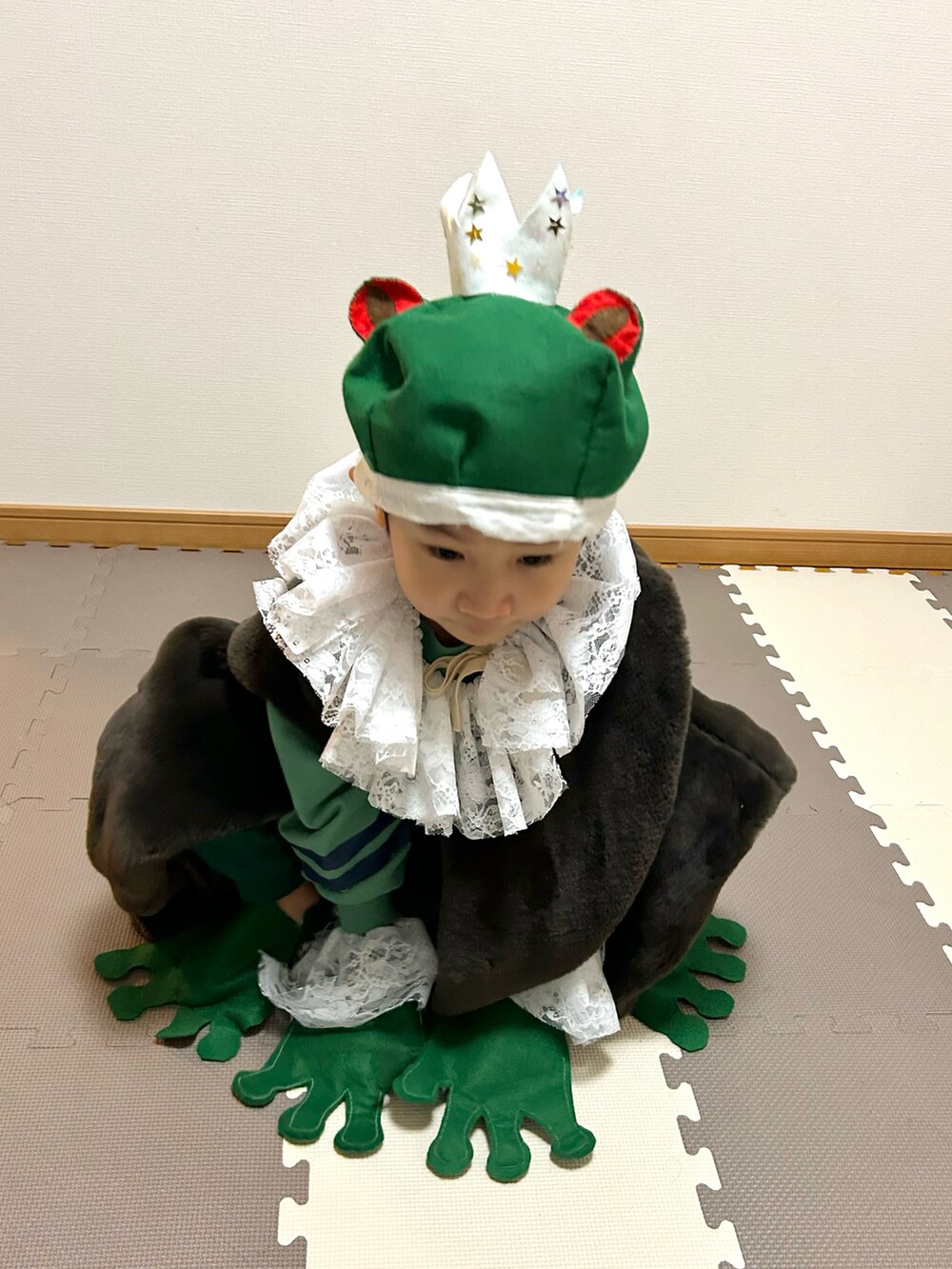 ブラウン系のベスト、グリーン系のスウェット、ホワイト系のスウェットパンツを着用したキッズの冬コーディネートの4枚目の写真