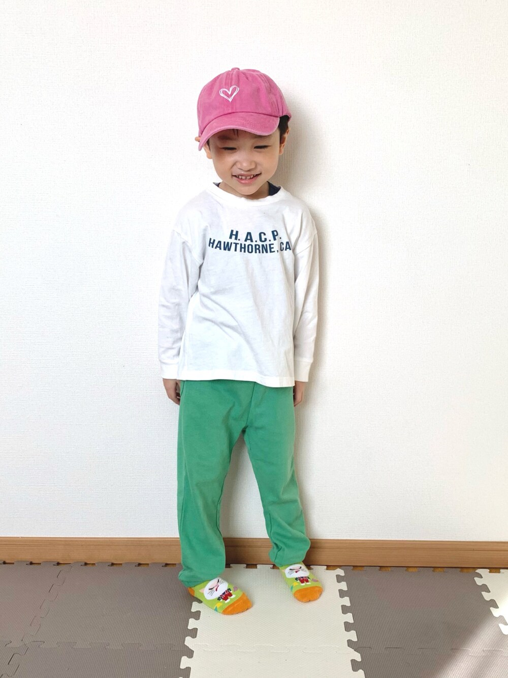 ホワイト系のTシャツ/カットソー、グリーン系のスウェットパンツ、グリーン系のソックス/靴下を着用したキッズの春コーディネートの2枚目の写真