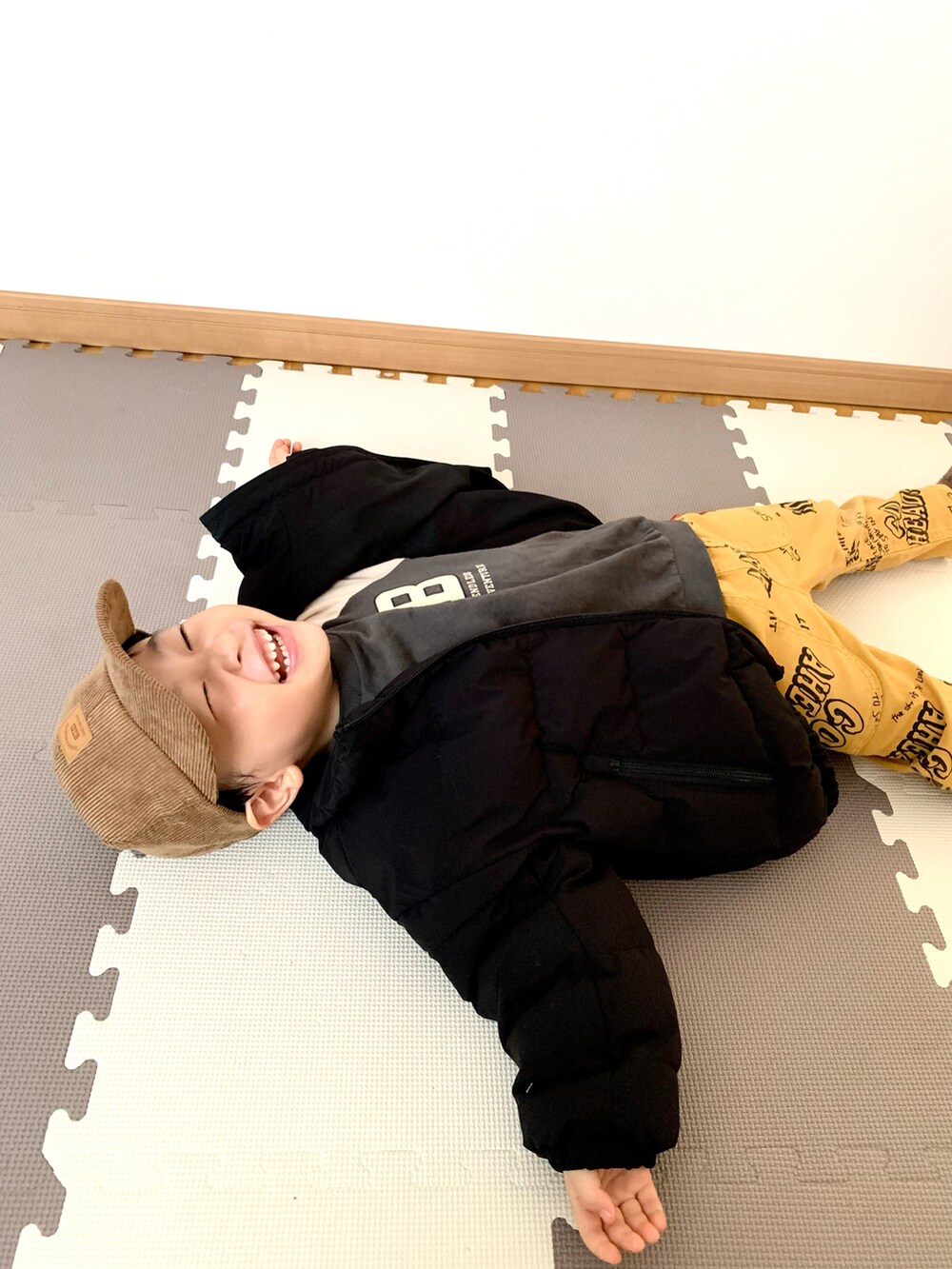 イエロー系のその他パンツ、グレー系のスウェット、ブラック系のブルゾンを着用したキッズの冬コーディネートの3枚目の写真