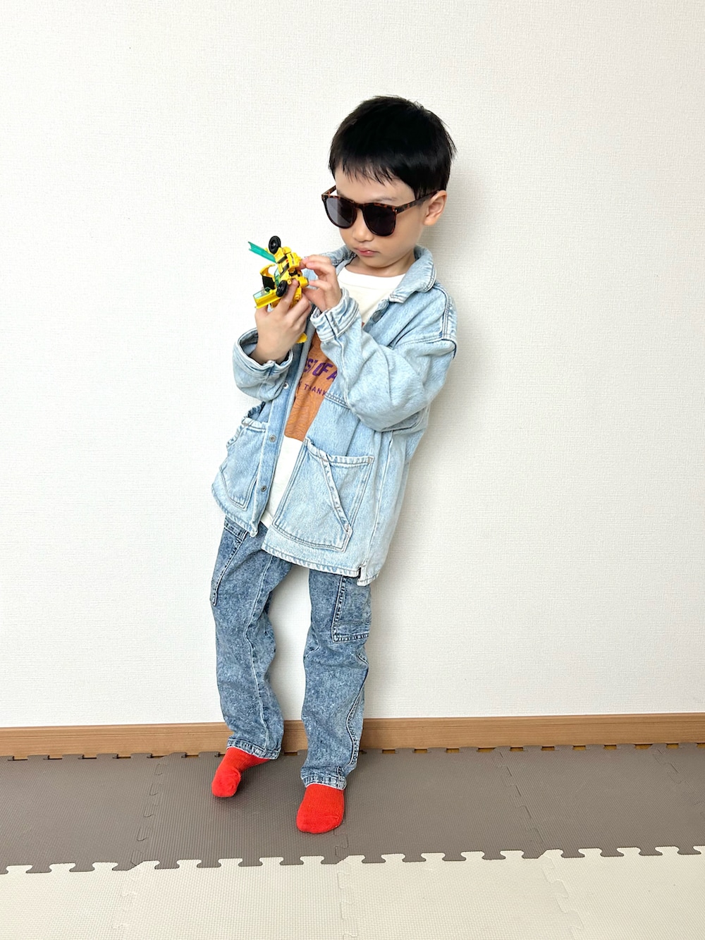 ホワイト系のTシャツ/カットソー、ブルー系のパンツ、ブルー系のデニムジャケットを着用したキッズの春コーディネートの4枚目の写真