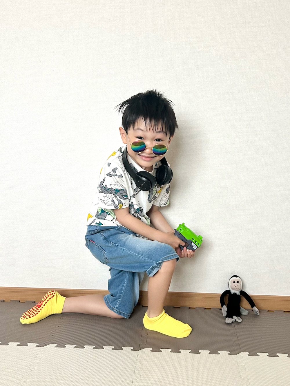 ブルー系のデニムパンツ、ホワイト系のTシャツ/カットソー、その他のソックス/靴下を着用したキッズの夏コーディネートの5枚目の写真