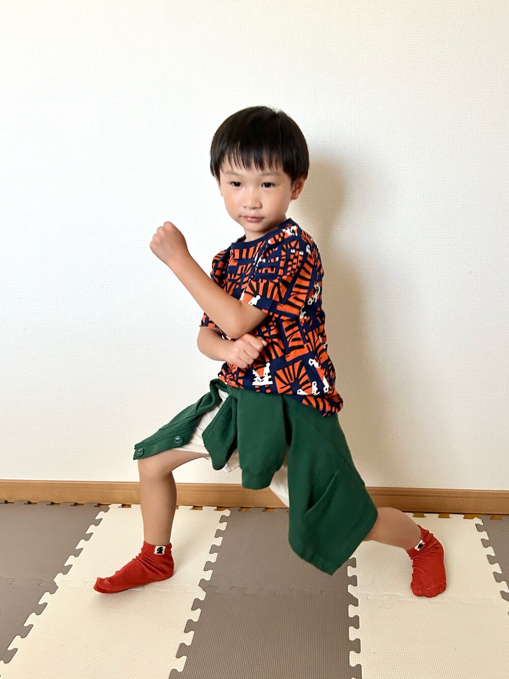 その他のTシャツ/カットソー、グリーン系のカーディガン/ボレロ、ホワイト系のパンツを着用したキッズの夏コーディネートの3枚目の写真