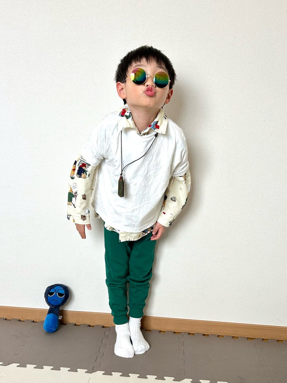 ベージュ系のシャツ/ブラウス、ホワイト系のスウェットパンツ、ホワイト系のTシャツ/カットソーを着用したキッズの春コーディネートの5枚目の写真