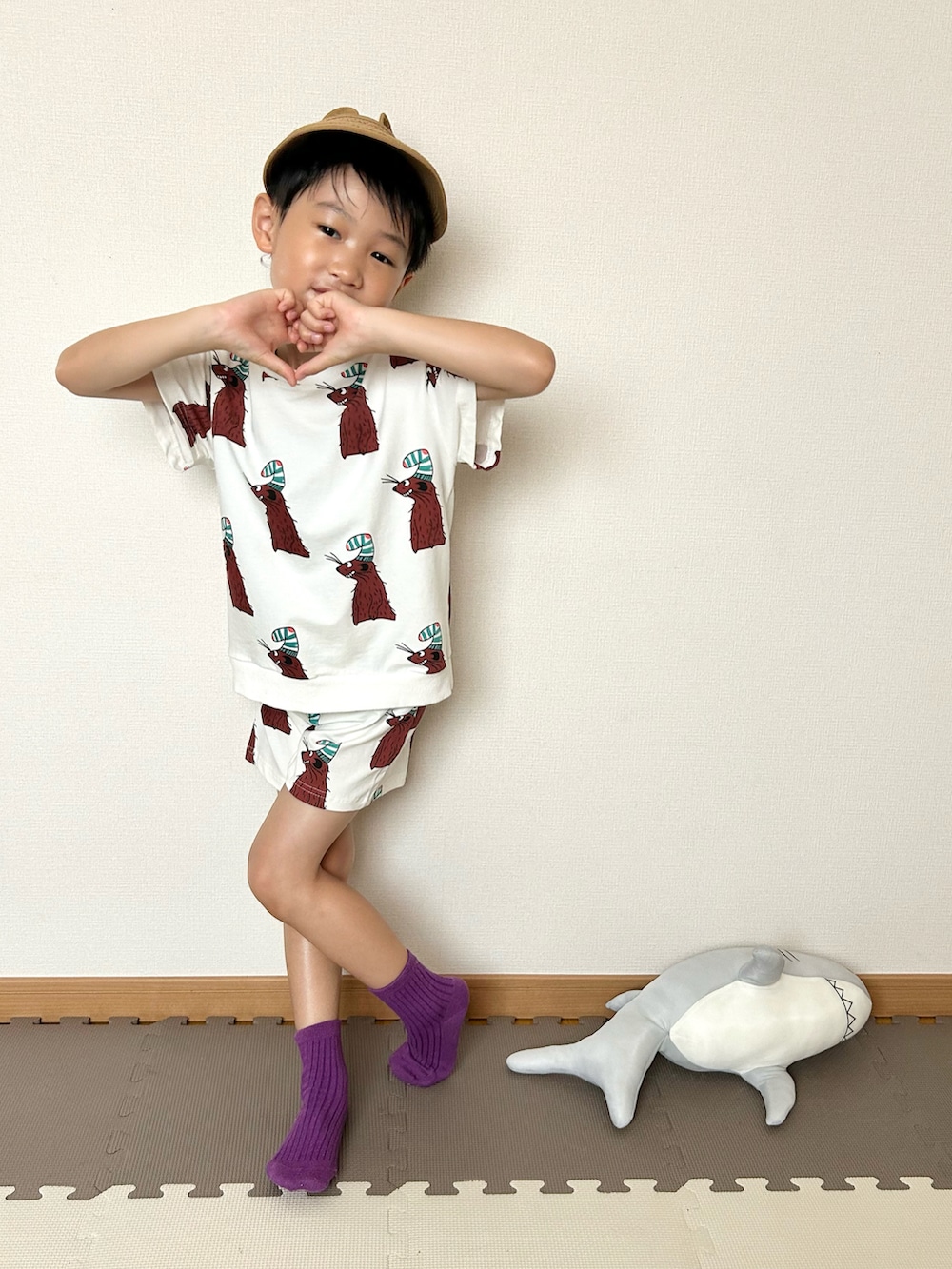 ホワイト系のTシャツ/カットソー、ピンク系のソックス/靴下、グレー系のおもちゃを着用したキッズの夏コーディネートの5枚目の写真