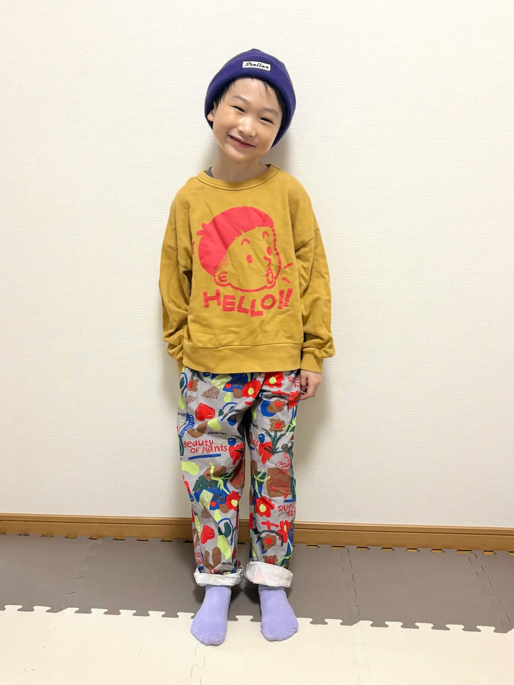 イエロー系のスウェット、その他のその他パンツ、その他のソックス/靴下を着用したキッズの春コーディネートの2枚目の写真