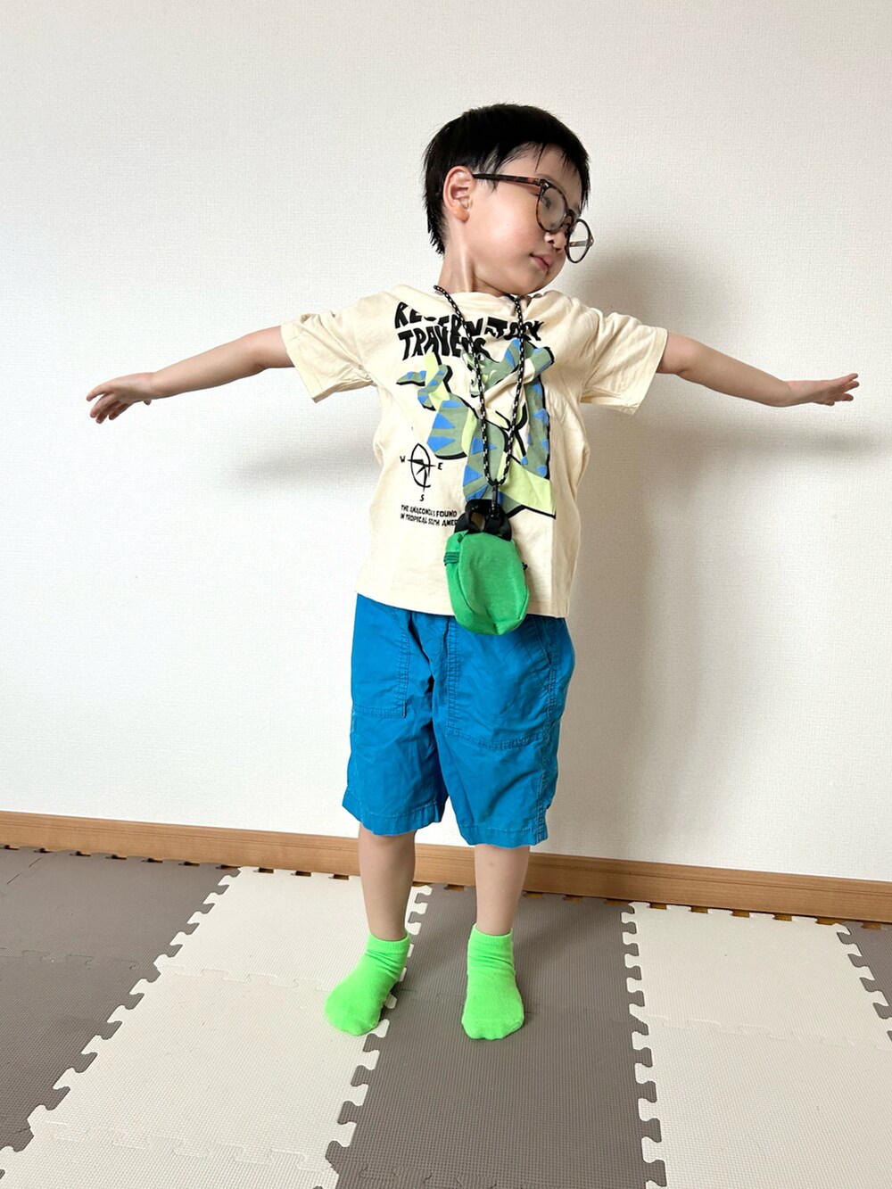 ブルー系のパンツ、ベージュ系のTシャツ/カットソー、グリーン系のバッグを着用したキッズの夏コーディネートの4枚目の写真