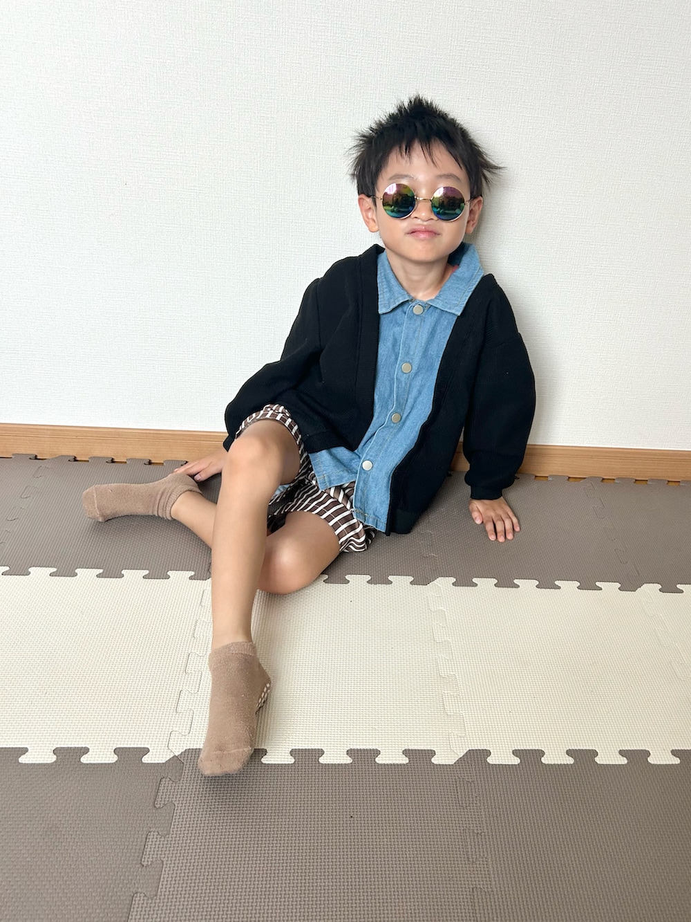 ブラック系のカーディガン/ボレロ、ブラウン系のパンツ、その他のその他を着用したキッズの夏コーディネートの4枚目の写真