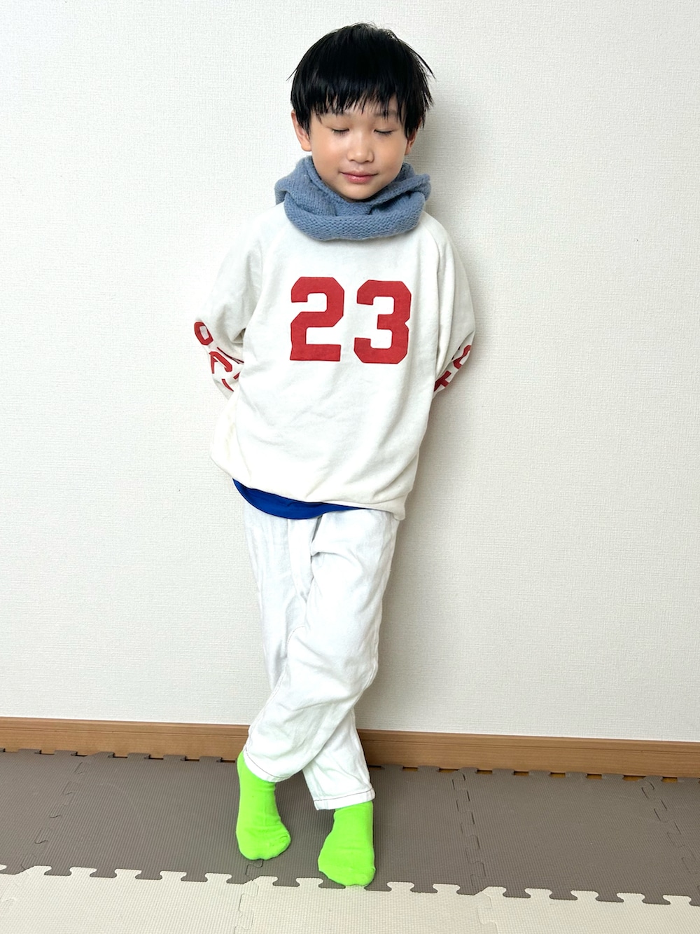 ホワイト系のスウェット、ブルー系のTシャツ/カットソー、ホワイト系のデニムパンツを着用したキッズの冬コーディネートの3枚目の写真