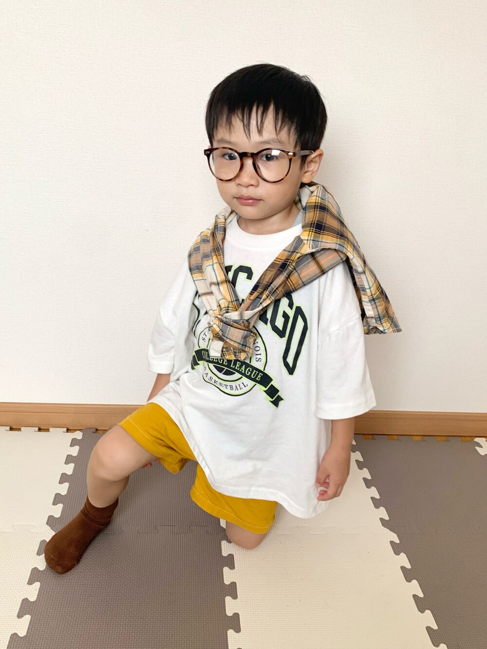 ホワイト系のTシャツ/カットソー、オレンジ系のショルダーバッグ、イエロー系のパンツを着用したキッズの秋コーディネートの4枚目の写真