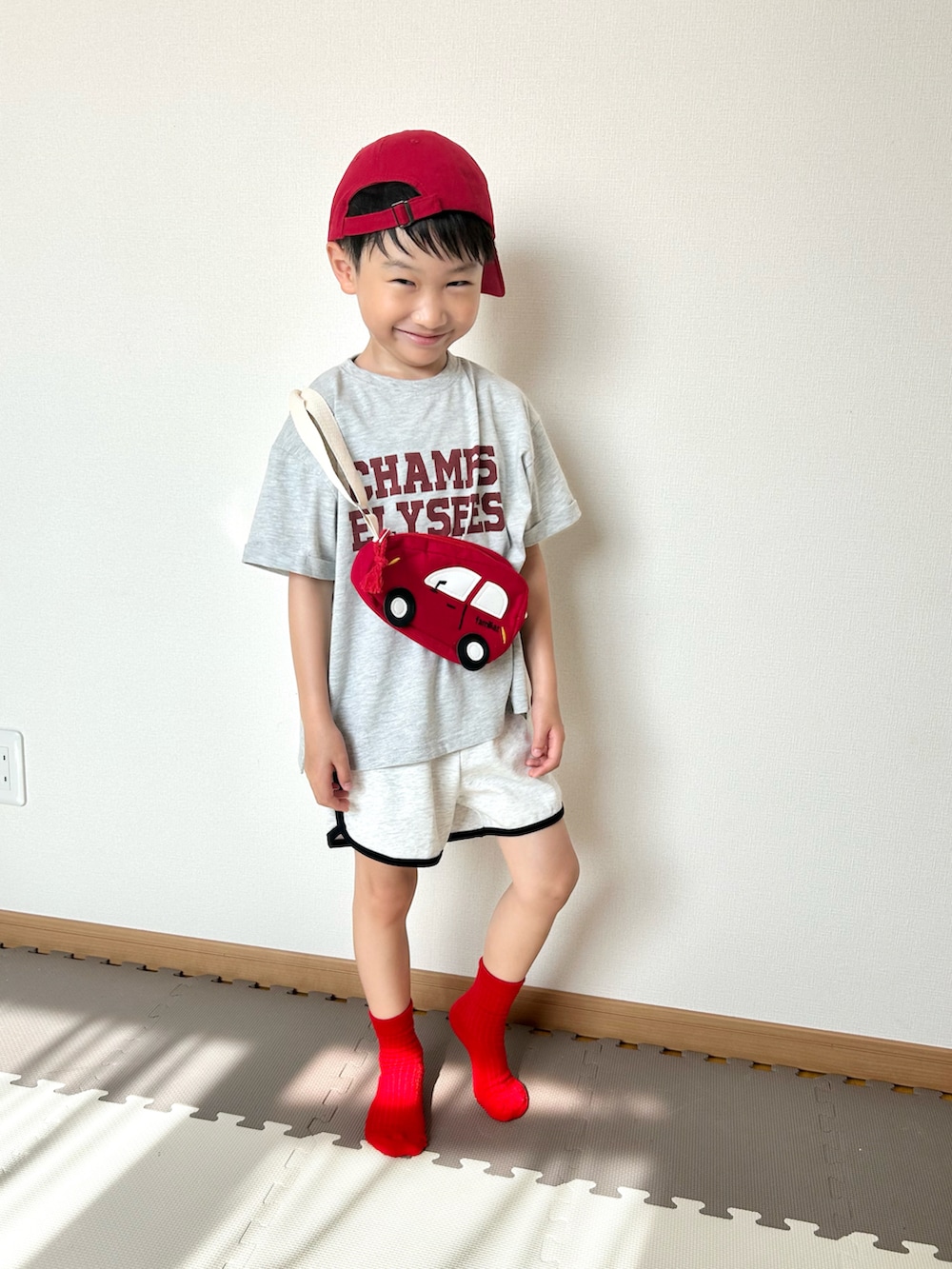 その他のTシャツ/カットソー、グレー系のパンツ、レッド系のショルダーバッグを着用したキッズの夏コーディネートの2枚目の写真