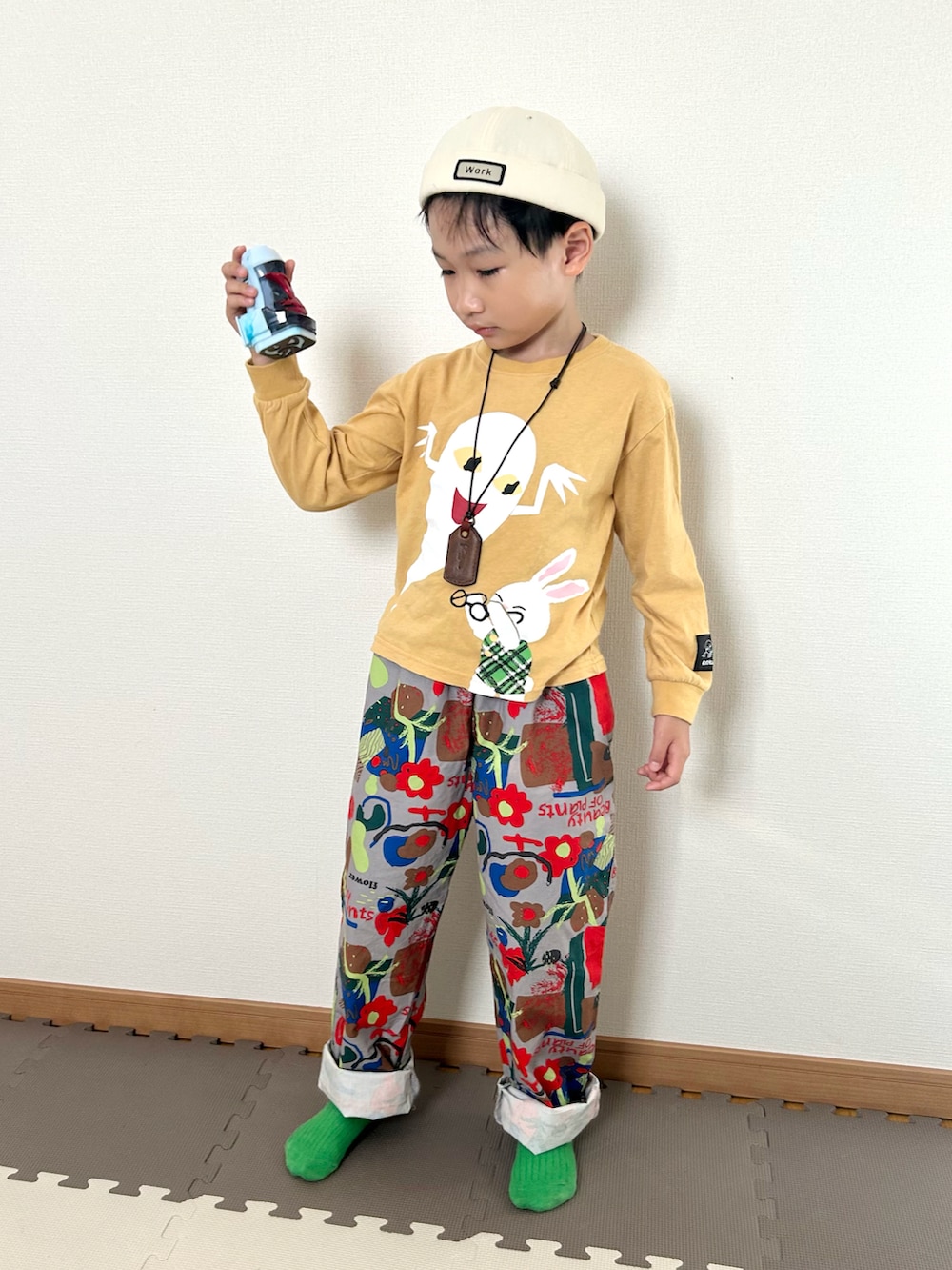 その他のその他パンツ、イエロー系のTシャツ/カットソー、ブラウン系のネックレスを着用したキッズの秋コーディネートの3枚目の写真