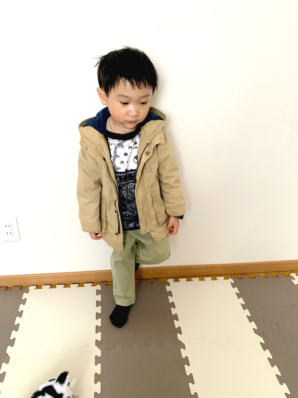 ブルー系のスウェット、ベージュ系のミリタリージャケット、グリーン系のチノパンツを着用したキッズの冬コーディネートの4枚目の写真