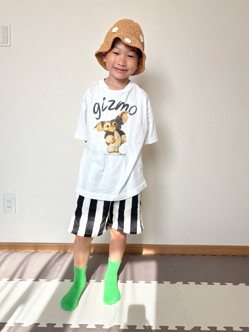 ホワイト系のTシャツ/カットソー、ホワイト系のパンツ、ベージュ系のハットを着用したキッズの夏コーディネートの3枚目の写真