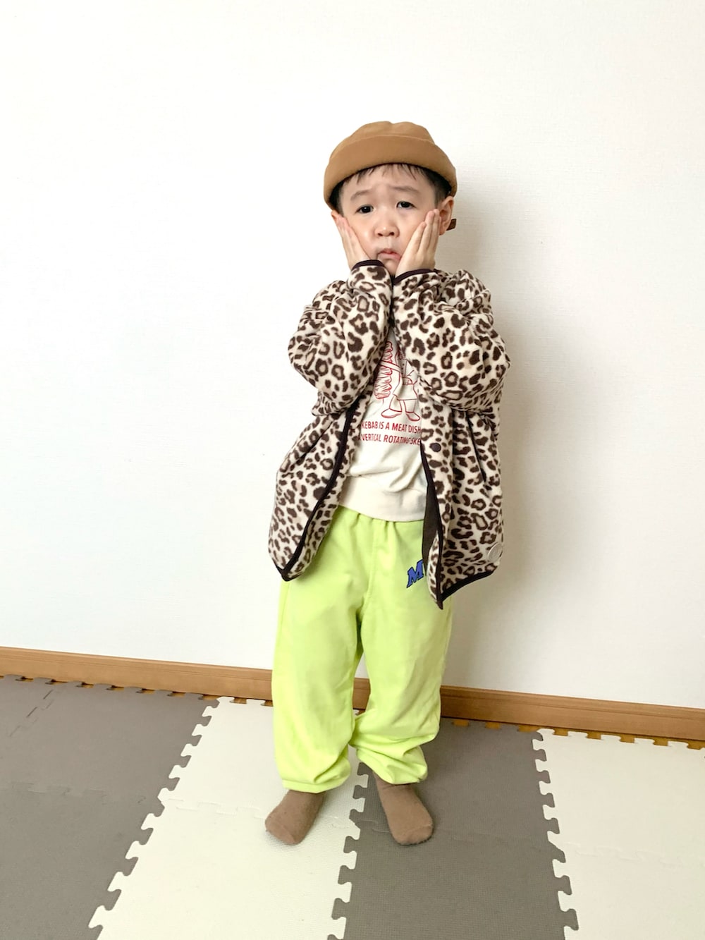 グリーン系のその他パンツ、ベージュ系のカーディガン/ボレロ、ホワイト系のスウェットを着用したキッズの冬コーディネートの3枚目の写真