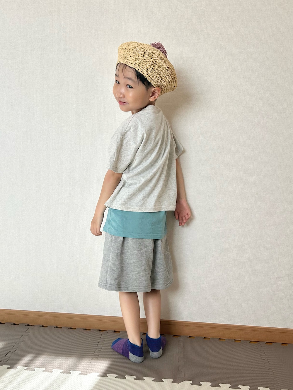 グレー系のその他パンツ、グレー系のTシャツ/カットソー、ブルー系のタンクトップを着用したキッズの夏コーディネートの3枚目の写真