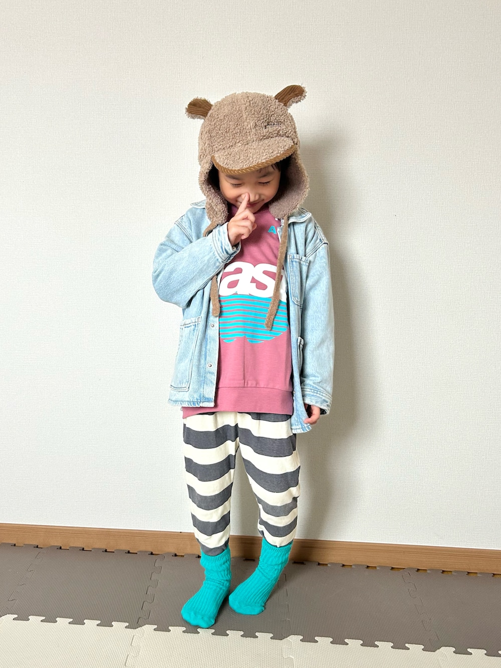 ピンク系のスウェット、グレー系のその他パンツ、グリーン系のソックス/靴下を着用したキッズの秋コーディネートの3枚目の写真