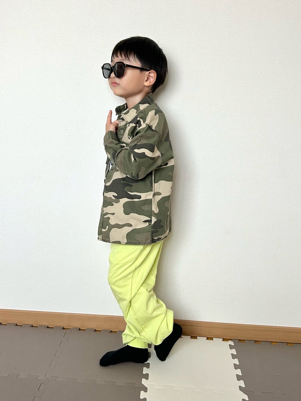 グリーン系のその他パンツ、グリーン系のミリタリージャケット、ホワイト系のTシャツ/カットソーを着用したキッズの秋コーディネートの5枚目の写真
