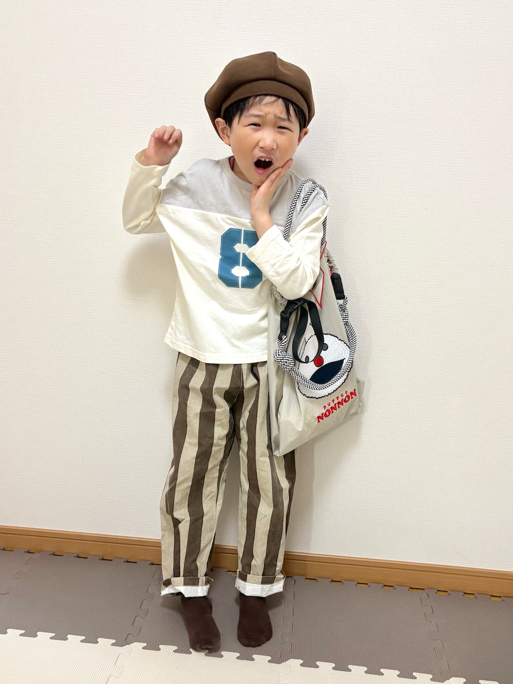 グレー系のTシャツ/カットソー、ブラウン系のその他パンツ、ベージュ系のトートバッグを着用したキッズの春コーディネートの5枚目の写真