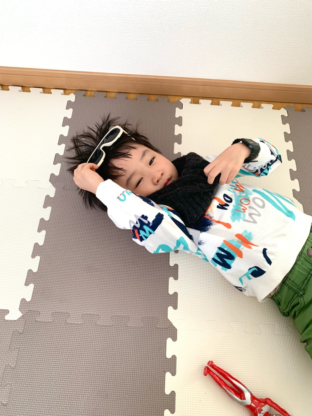 ホワイト系のスウェット、グリーン系のその他パンツ、ホワイト系のサングラスを着用したキッズの冬コーディネートの2枚目の写真